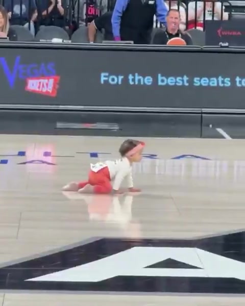 WNBA赛场惊现天才萌宝 爬行比赛意外触发人生首步